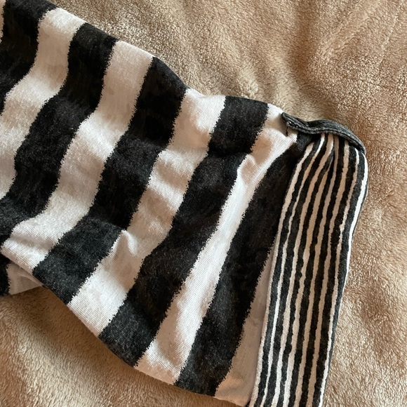 Striped Black and White Women's Top Plus Size 22/24W - Picture 5 of 7